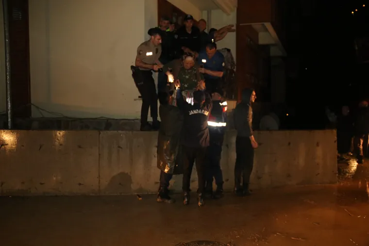 Rize'de şiddetli yağış istinat duvarının çökmesine neden dolu! 20 daireli apartman tahliye edildi - 3