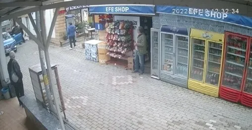 balikesirdeki-baltali-cinayetin-goruntuleri-cikti-1650462969669.jpg Balıkesir'deki baltalı cinayetin görüntüleri çıktı - 4