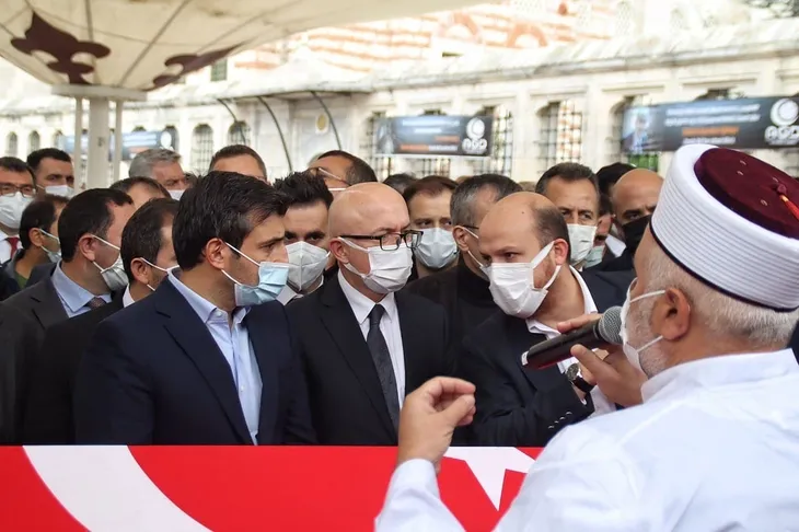 Özdemir Bayraktar son yolculuğuna uğurlandı! Sevenleri Fatih Camii'ne akın etti