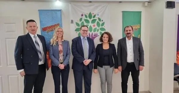 chp-ve-iyi-partinin-ziyareti-sonrasi-abdden-hdpye-manidar-ziyaret-1666639024855.jpeg CHP ve İYİ Parti'nin 'icazet seferi' sonrası ABD'den HDP'ye manidar ziyaret! - 1