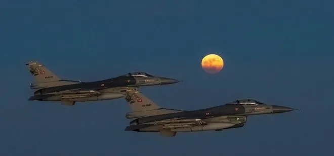 Türk savaş jetlerinden Süper Ay’da enfes görüntüler