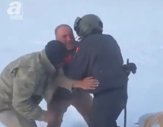 mehmetcik-24-saat-gorevde-enkaz-altindakine-kosup-dag-koyune-uctu-yagmaciyla-mucadele-edip-sokakta-uyudu-1676192850589.jpg Mehmetçik vatandaşa hizmet için 24 saat görevde! Depremzedenin tuvalet ve banyo ihtiyaçları da karşılandı - 4