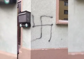 Almanya'da bir cami derneğine gamalı haç çizildi