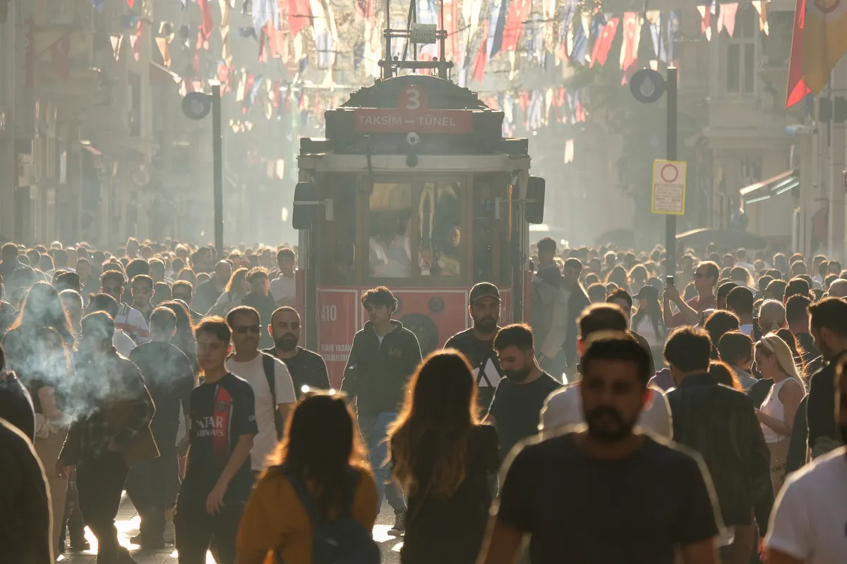 istanbul-hava-kirliligi-haziranda-yuzde-6-azaldi-1785328493492.jpg Toplu taşıma kullanımı ve araç kaynaklı emisyonların azaltılması, İstanbul’un hava kalitesinin kalıcı biçimde iyileşmesine destek olabilir.