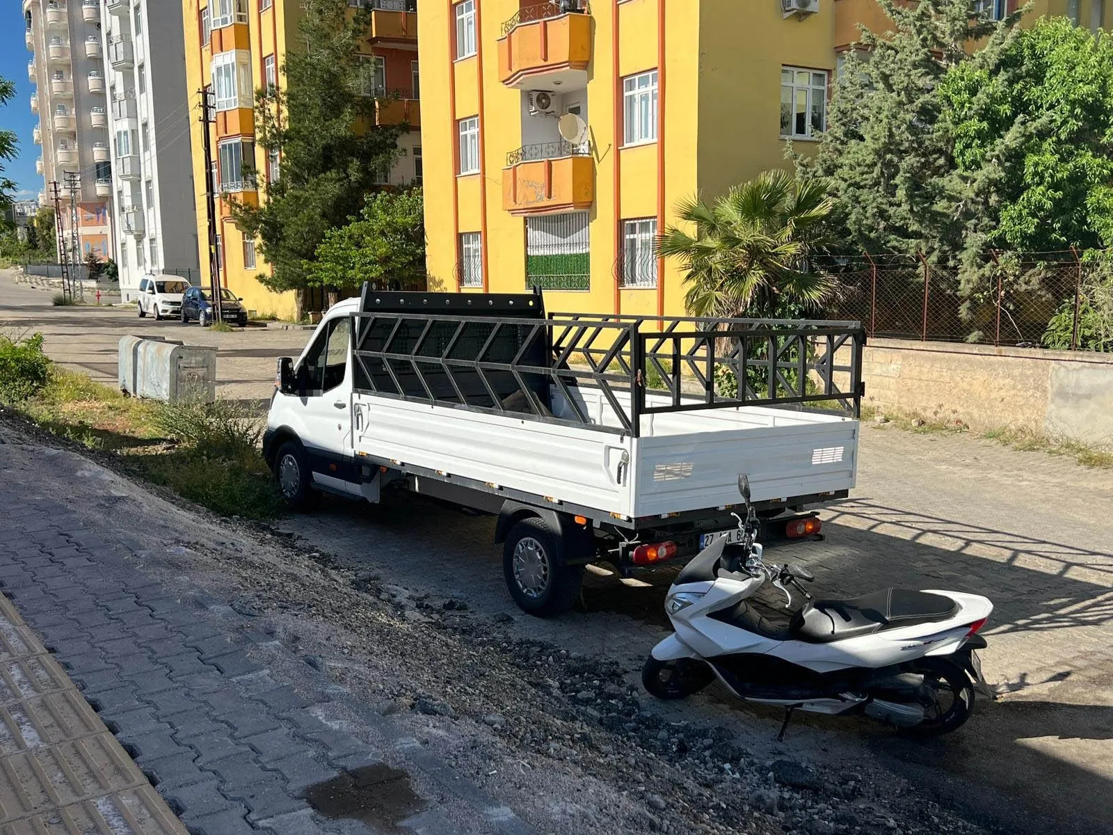 Kilis'te Kamyonet ile Motosiklet Çarpıştı, 3 Kişi Yaralandı