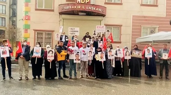 Diyarbakır annelerinden Kemal Kılıçdaroğlu’na kırmızı kart! Kendisi gidemedi aracı gönderdi