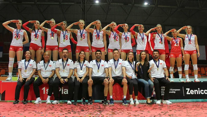 Avrupa şampiyonu milli voleybolcular yurda döndü - 1