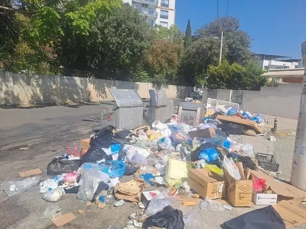 karsiyakada-degismyen-manzara-eylem-bitti-copler-yine-toplanmadi-1758987763137.jpeg Karşıyaka ve Çiğli'de değişmeyen manzara! Eylem bitti: Çöpler yine toplanmadı