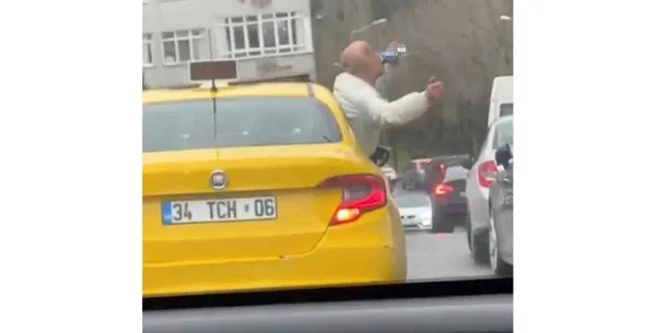 1704708197154.jpeg İstanbul'da hayrete düşüren manzara! Taksinin camından sarktı görenler şoke oldu - 1