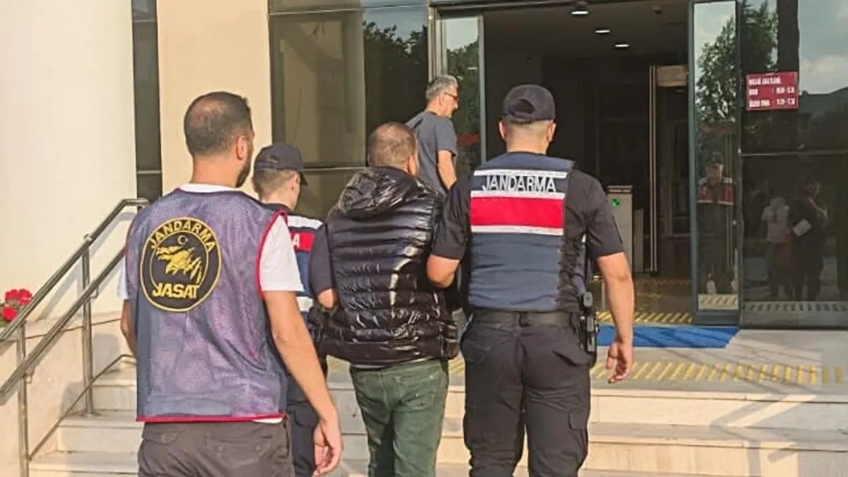 60 suçtan aranıyordu! İzmir'de jandarmadan nokta operasyon