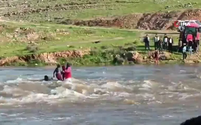 Şanlıurfa’da feci olay kamerada! Dereyi geçmeye çalışırken akıntıya kapıldılar