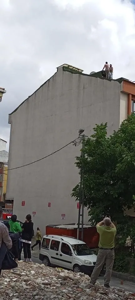 1686735530290.jpg İstanbul’da akılalmaz olay! İntihara kalkıştı dayak yedi - 1