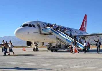 Yüksekova'da uçak seferlerinin başlaması sevinç yarattı