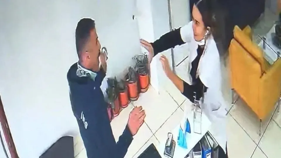Diş hekimine kabusu yaşattı! Tedaviyi beğenmedi: Sandalye fırlattı