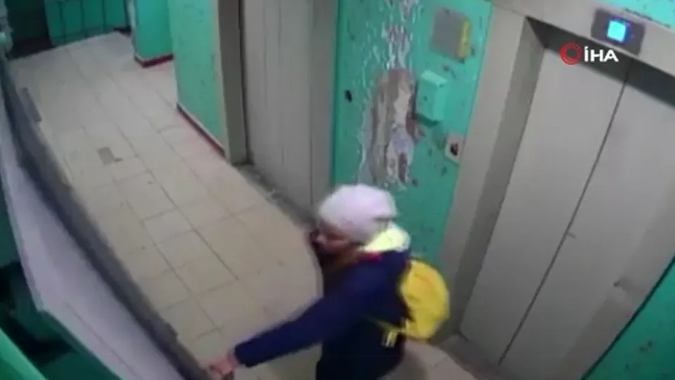 Rusya’da genç kız ölümden kıl payı kurtuldu! Çelik kapıyı merak edip açtı...