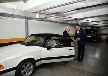 Bahçeli, klasik otomobilini hediye etti