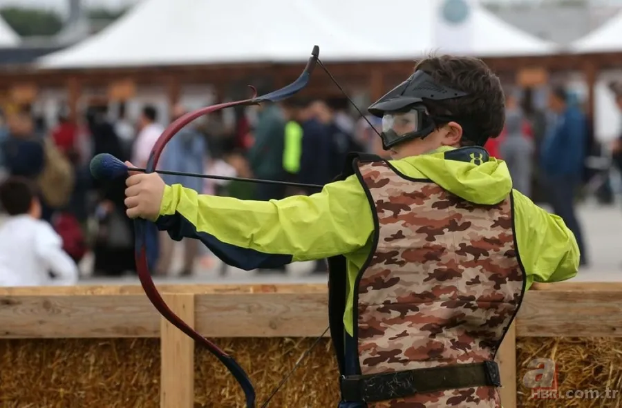 Bakan Berat Albayrak ve Bilal Erdoğan'ın çocukları Etnospor Kültür Festivali'nde ok attı 2