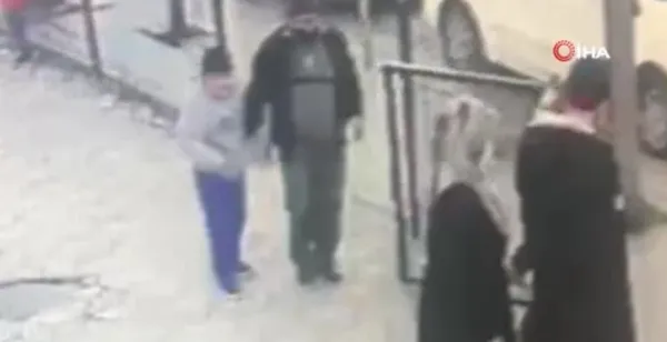 ankarada-cani-baba-engelli-cocugunu-sokak-ortasinda-teklemedi-o-anlar-kamerada-1640612628059.jpg Ankara’da cani baba engelli çocuğunu sokak ortasında teklemedi! O anlar kamerada - 2