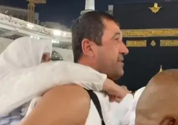 Annesini sırtına aldı Kabe’yi tavaf etti