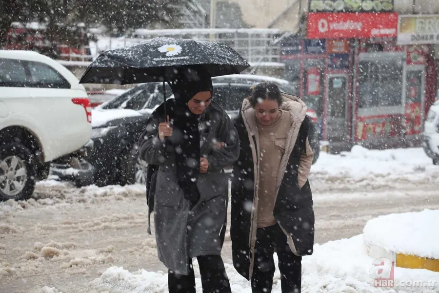 Meteoroloji SON DAKİKA | Ukrayna soğukları lapa lapa kar getirdi! 9 ile sarı kodlu uyarı: Fırtına kuvvetli, sıcaklıklar hızla düşüyor 3