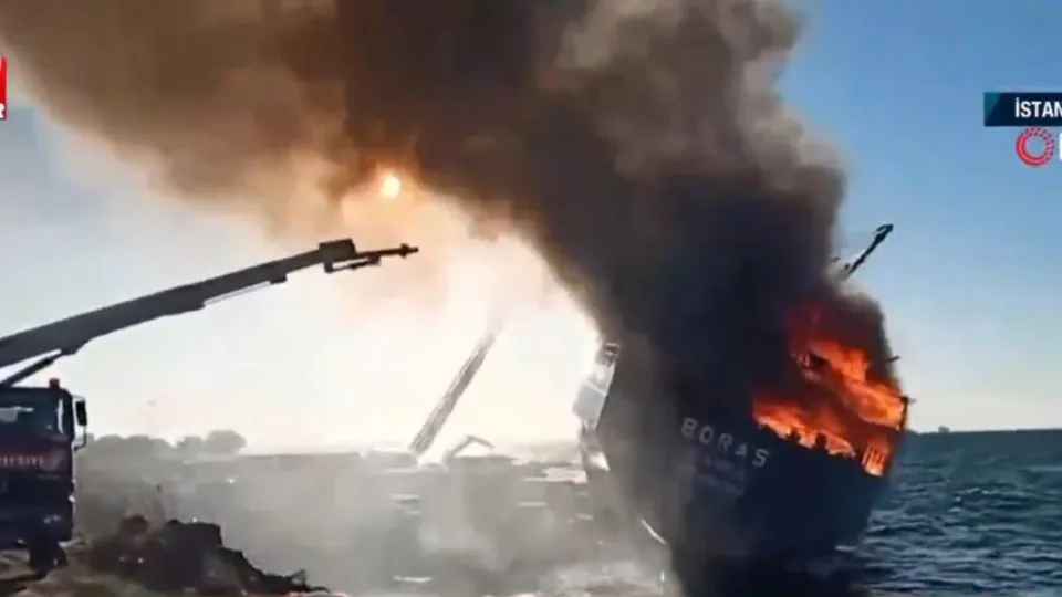 İstanbul Kartal’da karaya oturan gemi yandı