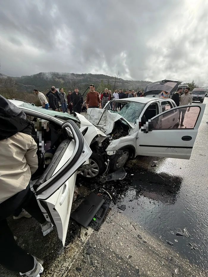 Antalya-Isparta yolunda iki otomobil kafa kafaya çarpıştı: 7 ölü, 5 yaralı - 2