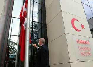 Başkan Erdoğan Türkevi’nin gönderine Türk Bayrağını böyle çekti