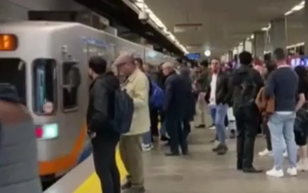 istanbulda-metro-arizasi-yolcular-tahliye-edildi-seferlerde-aksama-yasaniyor-1668866502817.jpg İstanbul’da metro arızası! Yolcular tahliye edildi | Seferlerde aksama yaşanıyor - 4