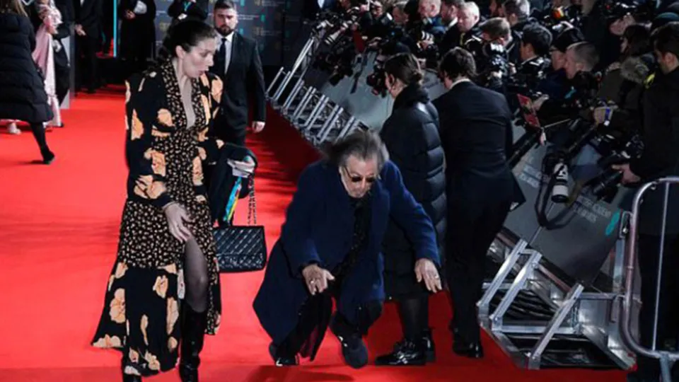 Al Pacino BAFTA Ödül Töreni’nde yere kapaklandı!