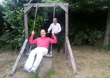 FETÖ'den açığa alınan müdürü araştıran müfettişi bu fotoğrafı yaktı