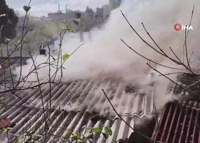 Sultangazi’de gecekonduda korkutan yangın