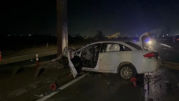 1710047428298.jpeg Eskişehir'de korkunç kaza! 190 kilometre hızla direğe girdi aracın motoru 100 metre fırladı - 1