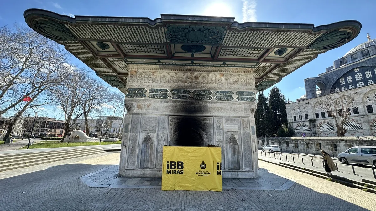 Tarihi emanete ihanet: 300 yıllık Tophane Çeşmesi'ni ateşe verdiler