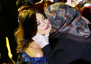 Zara sahnede gözyaşlarını tutamadı