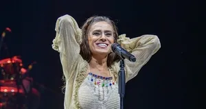 Sahnede peruğunu çıkardı! Seyirci şoke oldu