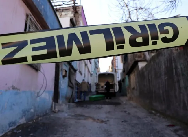 Gaziantep'te cani koca eşini beş çocuğunun gözü önünde bıçaklayıp elleriyle boğarak öldürdü