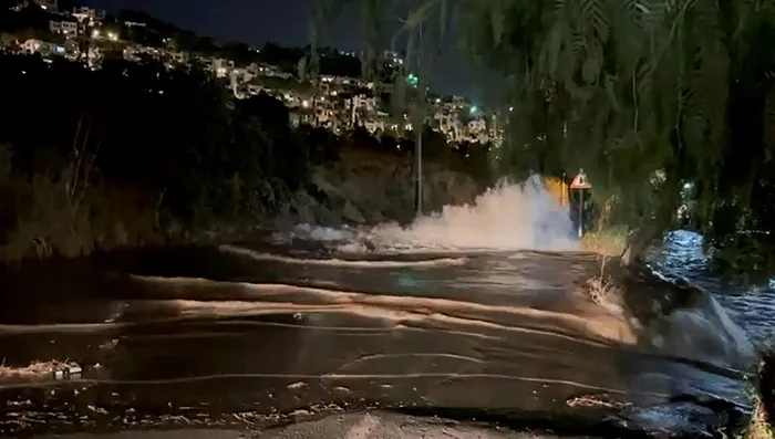 Bodrum'da ana su isale hattı patladı! Yol çöktü cadde göle döndü - 2