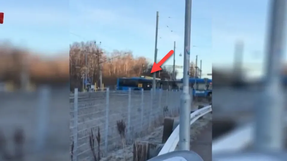 Raylara sıkışan otobüse tren çarptı