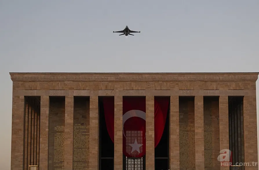 SOLOTÜRK'ten Büyük Zafer'de nefes kesen saygı uçuşu! Vatandaşlar hayranlıkla izledi 10