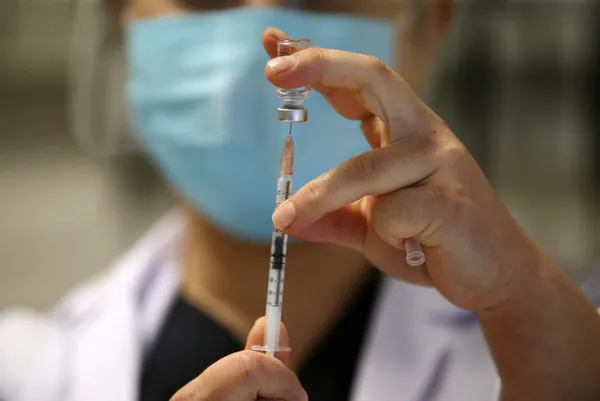 Koronavirüs aşısı olanlar maske takacak mı? Hamileler koronavirüs aşısı olacak mı? Sağlık Bakanlığı duyurdu