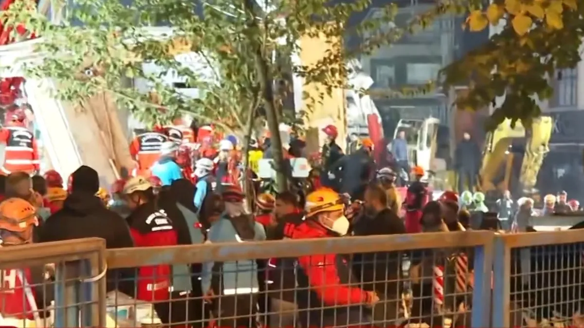 Enkaz bölgesine ambulans geldi