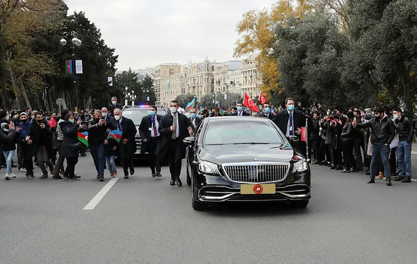 Son dakika: Başkan Erdoğan Azerbaycan dönüşü uçakta soruları yanıtladı