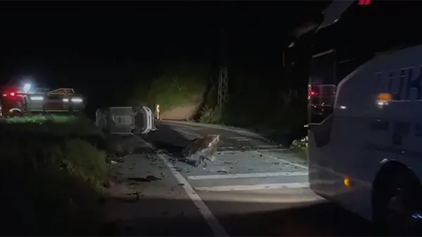 1684553724029.jpg Artvin'de heyelan! Kayaların düştüğü araç kontrolden çıktı - 1