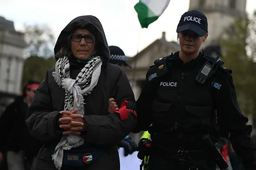 ingilterede-demokrasi-ayaklar-altinda-212-gostericiye-kelepce-1775935429184.jpg Fotoğraf (AA)