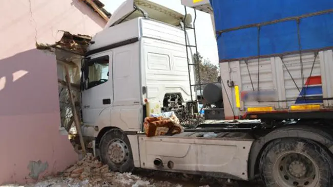 Elazığ'da kar nedeniyle buz tutan yokuşta kayan TIR eve girdi: 1 yaralı - 1