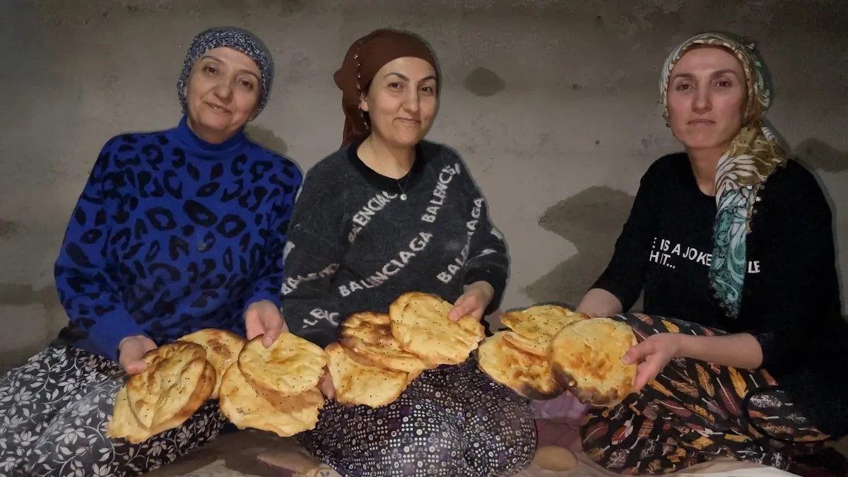 Yüksekova'da Ramazan hazırlığı: 3 kız kardeşten tandır başında tatlı mesaisi