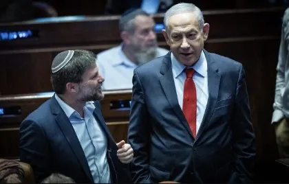 bibi-koseye-fena-sikisti-ingiliz-gazete-duyurdu-trumpla-barismazsa-1738487397362.jpg İsrail Maliye Bakanı Bezalel Smotrich ve Bibi İsrail Meclisi'nde (The Times of Israel)
