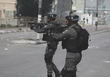İsrail askerleri 17 Filistinliyi gözaltına aldı