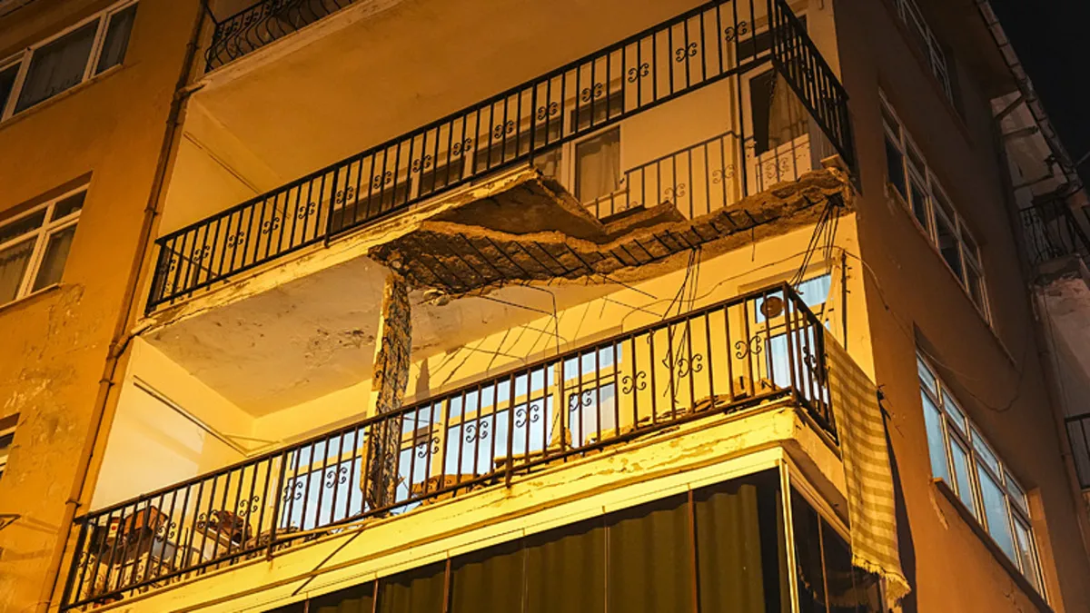 Üsküdar'da 4 katlı binanın balkonunda çökme: Apartman tahliye edildi