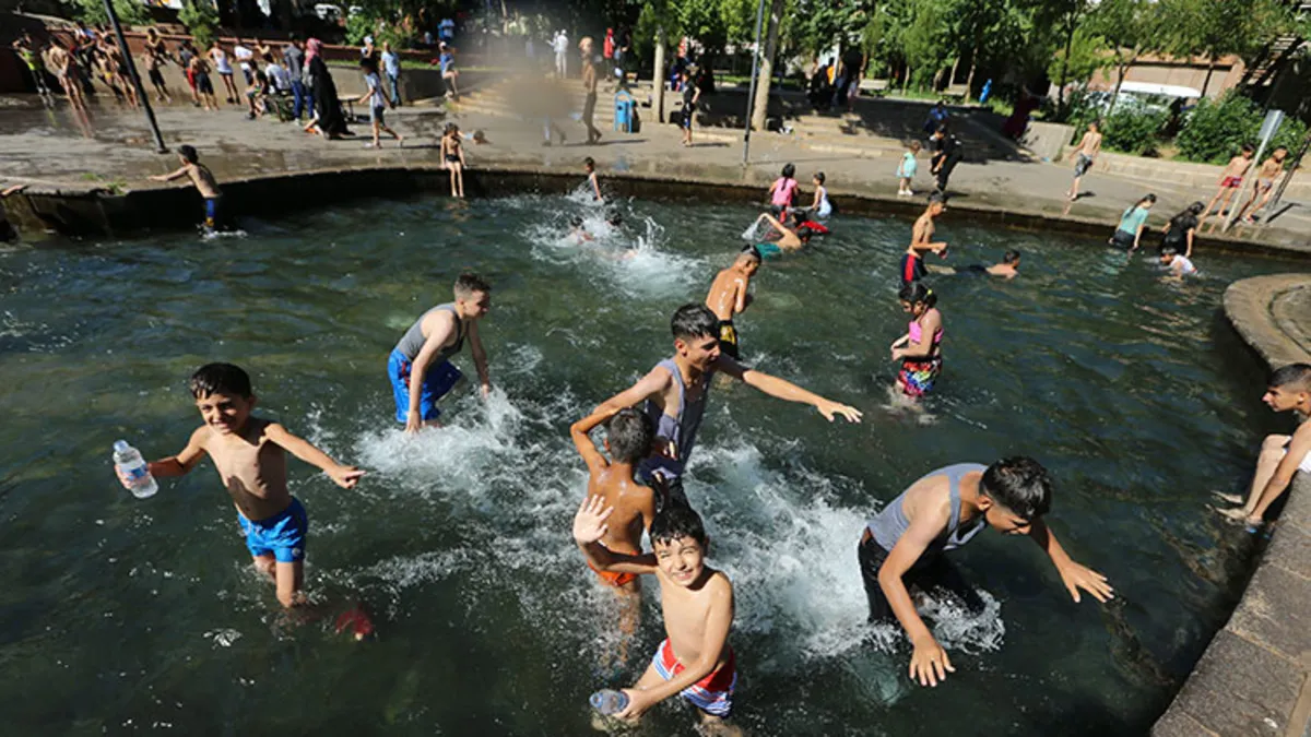 Diyarbakır'da havalar 38 dereceyi gösterdi, çocuklar aileleriyle soluğu süs havuzunda aldı